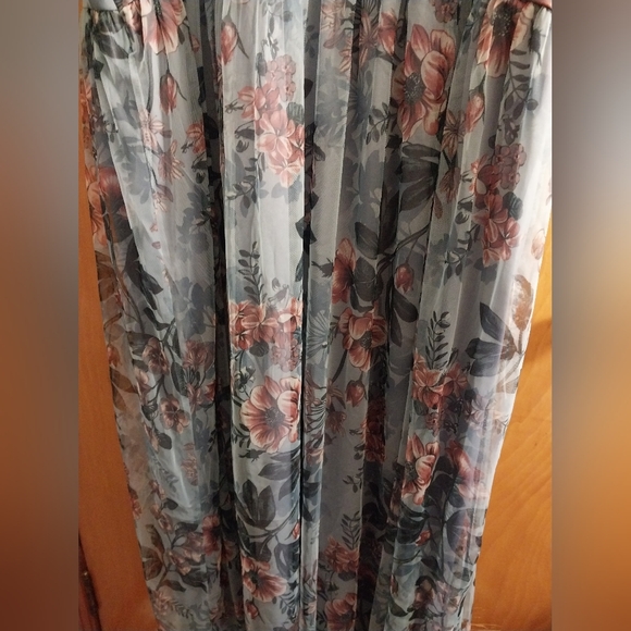 Woman's long dress - Picture 9 of 16